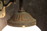 乳白色でシンプルさが際立つ球型ブラケット DC8156