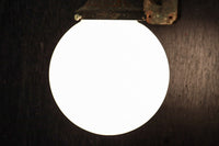 乳白色でシンプルさが際立つ球型ブラケット DC8156