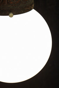 乳白色でシンプルさが際立つ球型ブラケット DC8156