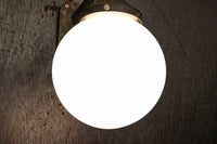 乳白色でシンプルさが際立つ球型ブラケット DC8156