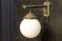 乳白色でシンプルさが際立つ球型ブラケット DC8156