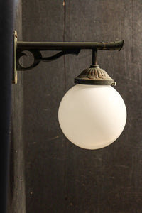 乳白色でシンプルさが際立つ球型ブラケット DC8156