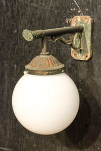 乳白色でシンプルさが際立つ球型ブラケット DC8156