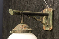 乳白色でシンプルさが際立つ球型ブラケット DC8156