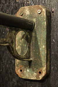 乳白色でシンプルさが際立つ球型ブラケット DC8156