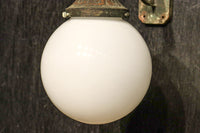 乳白色でシンプルさが際立つ球型ブラケット DC8156