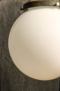 乳白色でシンプルさが際立つ球型ブラケット DC8156