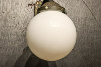 乳白色でシンプルさが際立つ球型ブラケット DC8156