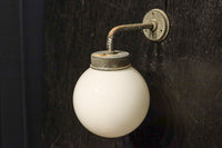 丸いシルエットの笠から優しい明りが漏れるブラケット DC8157