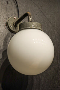 丸いシルエットの笠から優しい明りが漏れるブラケット DC8157