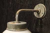 丸いシルエットの笠から優しい明りが漏れるブラケット DC8157