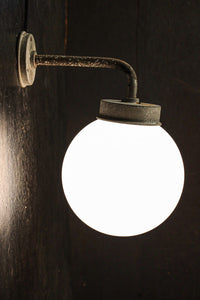 丸いシルエットの笠から優しい明りが漏れるブラケット DC8157