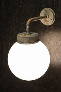 丸いシルエットの笠から優しい明りが漏れるブラケット DC8157