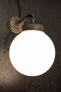 丸いシルエットの笠から優しい明りが漏れるブラケット DC8157