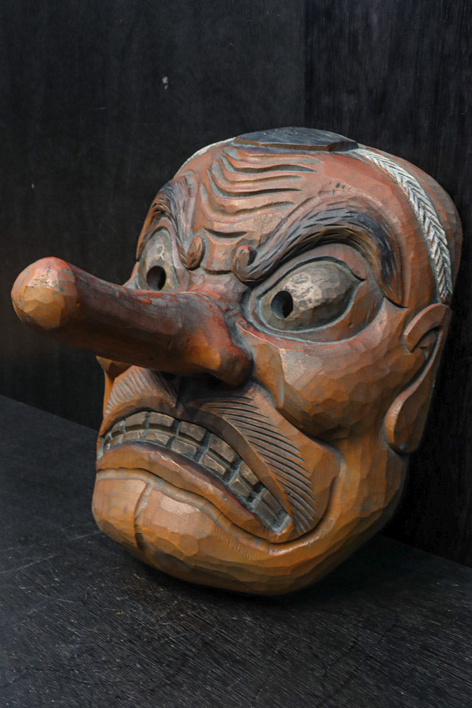 大型!! 珍品!! 気迫溢れる表情の風格ある木彫の大きな天狗面