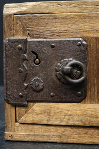 素朴な面持ちある開き戸付き変わり小箪笥 DC8179