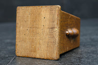 深い味わいの木製のペン立て DC8185