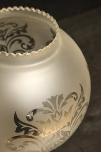 スリガラスに優雅な透かし模様が浮かぶ木製スタンドライト DC8193