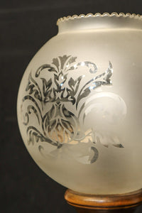 スリガラスに優雅な透かし模様が浮かぶ木製スタンドライト DC8193