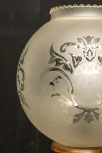 スリガラスに優雅な透かし模様が浮かぶ木製スタンドライト DC8193