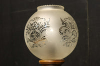 スリガラスに優雅な透かし模様が浮かぶ木製スタンドライト DC8193