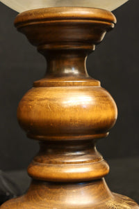 スリガラスに優雅な透かし模様が浮かぶ木製スタンドライト DC8193