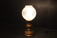 スリガラスに優雅な透かし模様が浮かぶ木製スタンドライト DC8193