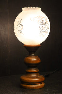 スリガラスに優雅な透かし模様が浮かぶ木製スタンドライト DC8193