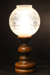 スリガラスに優雅な透かし模様が浮かぶ木製スタンドライト DC8193