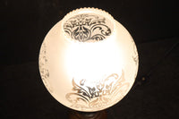 スリガラスに優雅な透かし模様が浮かぶ木製スタンドライト DC8193