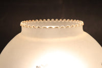 スリガラスに優雅な透かし模様が浮かぶ木製スタンドライト DC8193