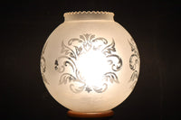 スリガラスに優雅な透かし模様が浮かぶ木製スタンドライト DC8193