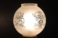 スリガラスに優雅な透かし模様が浮かぶ木製スタンドライト DC8193