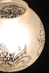 スリガラスに優雅な透かし模様が浮かぶ木製スタンドライト DC8193