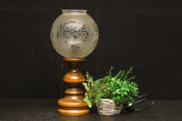 スリガラスに優雅な透かし模様が浮かぶ木製スタンドライト DC8193