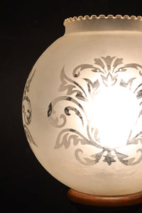 スリガラスに優雅な透かし模様が浮かぶ木製スタンドライト DC8193