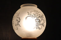 スリガラスに優雅な透かし模様が浮かぶ木製スタンドライト DC8193