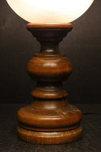 スリガラスに優雅な透かし模様が浮かぶ木製スタンドライト DC8193