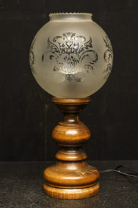 スリガラスに優雅な透かし模様が浮かぶ木製スタンドライト DC8193