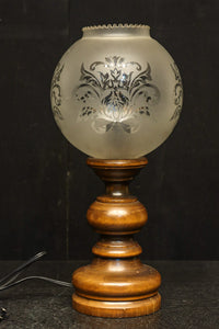 スリガラスに優雅な透かし模様が浮かぶ木製スタンドライト DC8193