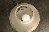 スリガラスに優雅な透かし模様が浮かぶ木製スタンドライト DC8193