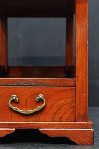 表情豊かな杢目を魅せる縦長の引き出し付き置台 DC8202