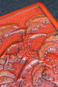 松の大木を力強く彫り描いた美しい朱漆の木箱 DC8205