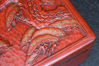 松の大木を力強く彫り描いた美しい朱漆の木箱 DC8205