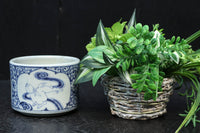 大珍品‼︎ 白抜きの唐草模様に波うさぎが映える風情ある火入れ DC8220