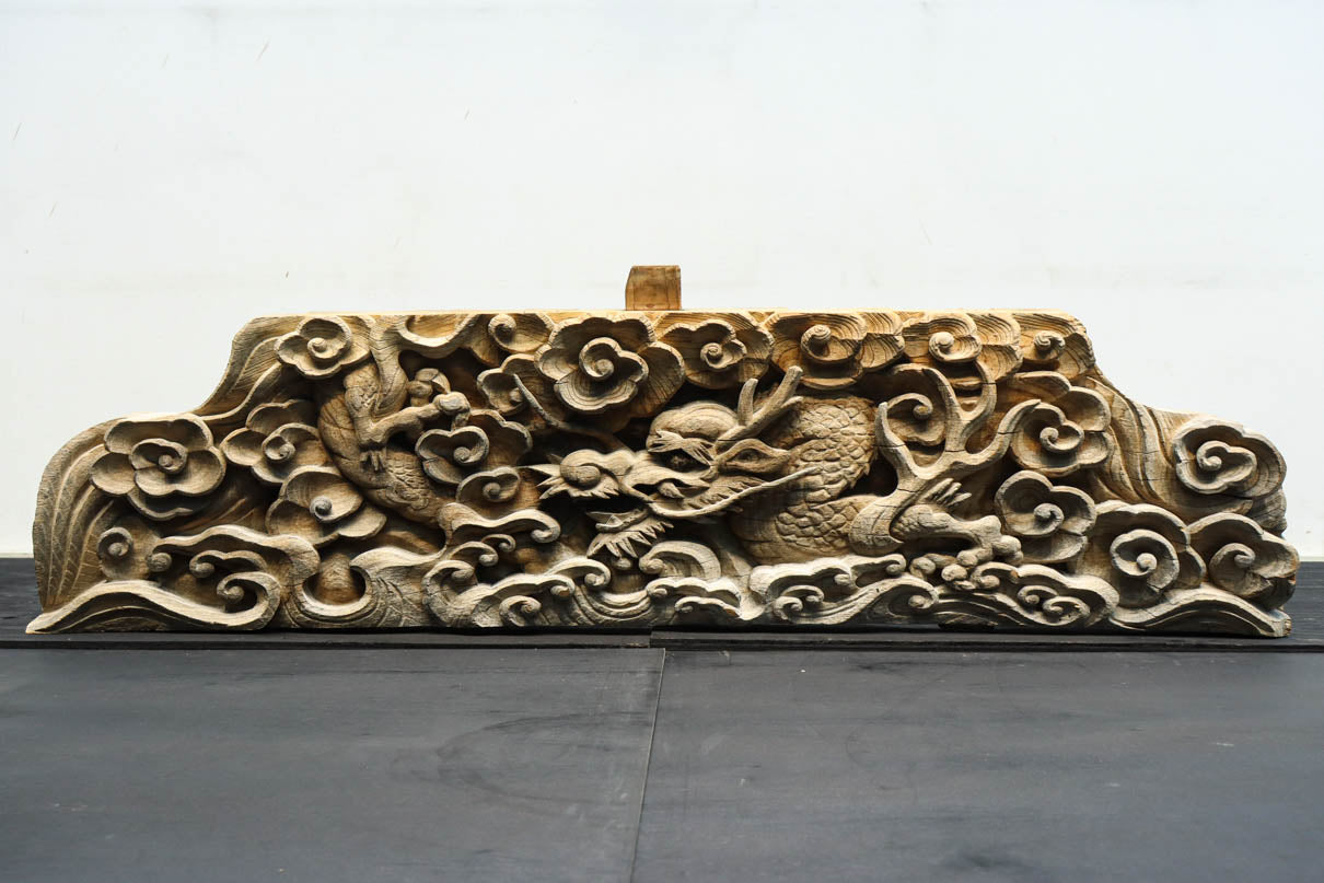 迫力ある彫刻で描いた龍の梁飾り DC8221 – 古福庵 [ KOFUKUAN