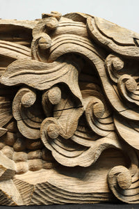 龍へと昇華する鯉の滝昇りを描いた立体彫刻が素晴らしい梁飾り DC8223ab 在庫(a:1 b:1)枚