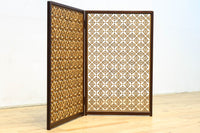 木枠内に幾何学模様をびっしり組み凛とした眺めの2つ折り衝立 DC8231