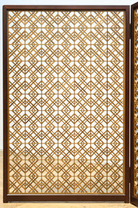 木枠内に幾何学模様をびっしり組み凛とした眺めの2つ折り衝立 DC8231