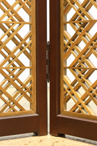 木枠内に幾何学模様をびっしり組み凛とした眺めの2つ折り衝立 DC8231